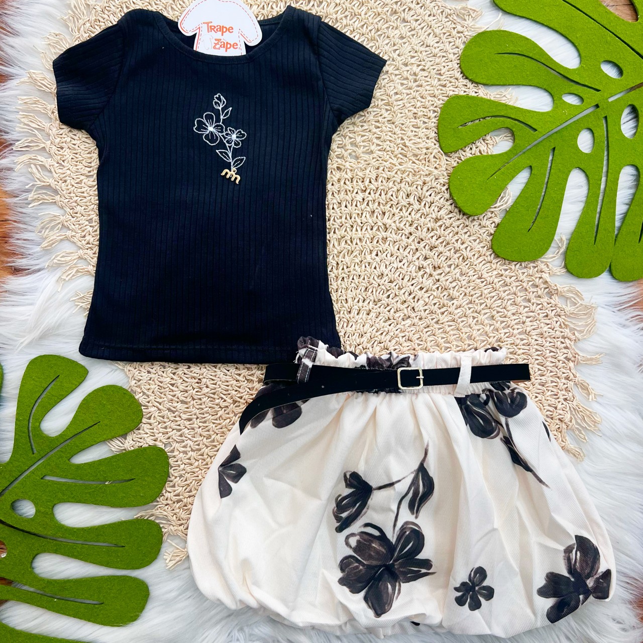  Conj. Blusa Canelada e Short Saia Balonê Floral com Cinto - Preto